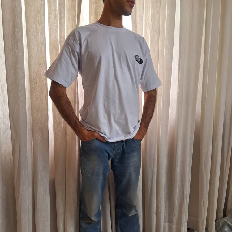 تیشرت سفید جلو